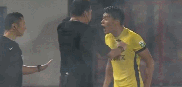 边裁第一时, 该先不举旗, 也不至于情